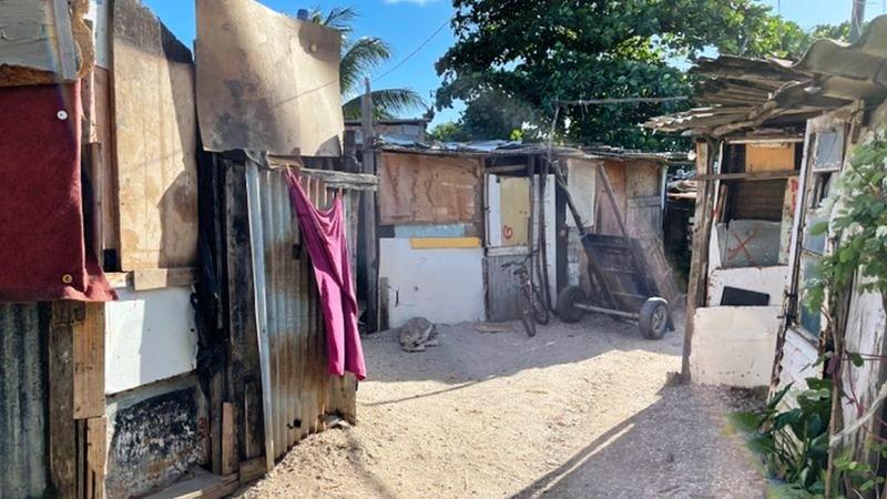 Os brasileiros que sobrevivem com comida de porco e água suja: ‘Um balde para seis tomarem banho’