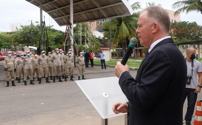 Governador do ES anuncia aumento de vagas no concurso para soldado do Corpo de Bombeiros