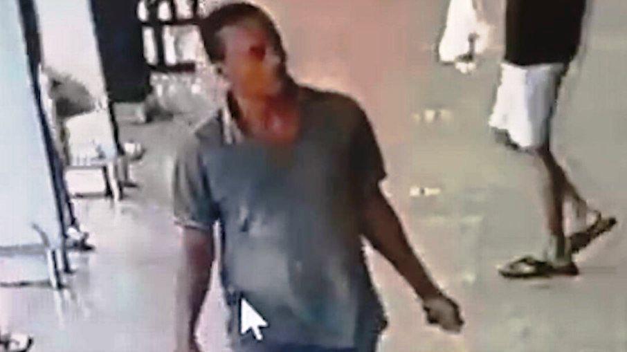 Homem ateia fogo dentro de supermercado em MG