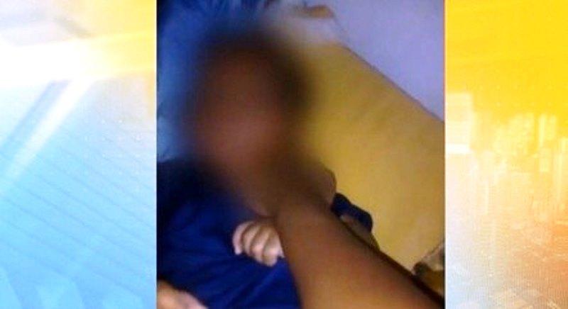 Jovem suspeita de enforcar o filho é espancada por vizinhos em MG