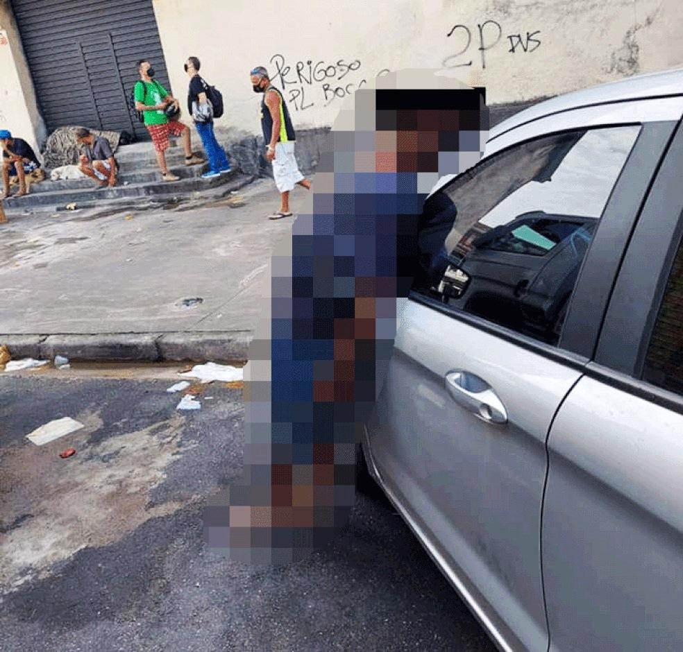 Homem morre em pé, encostado em carro, e cena assusta moradores