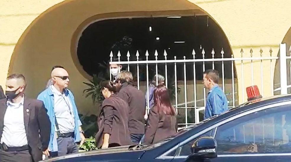 Bolsonaro chega a Eldorado, SP, para o velório da mãe