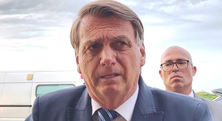 Bolsonaro diz que vai autorizar aumento de 33% para professores