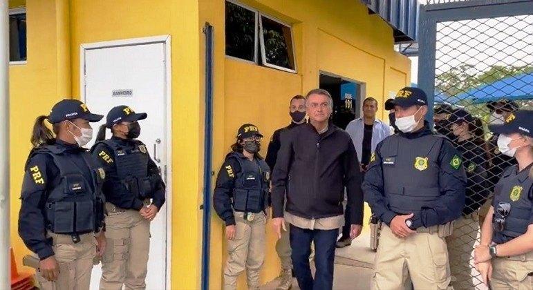 Bolsonaro visita de surpresa o posto da PRF na BR-060