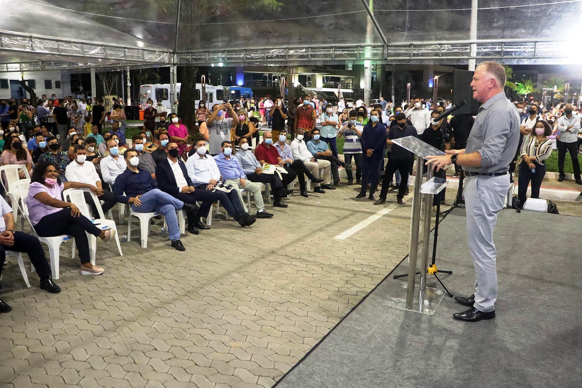 Casagrande entrega obras de reforma e revitalização de praça em Viana Sede