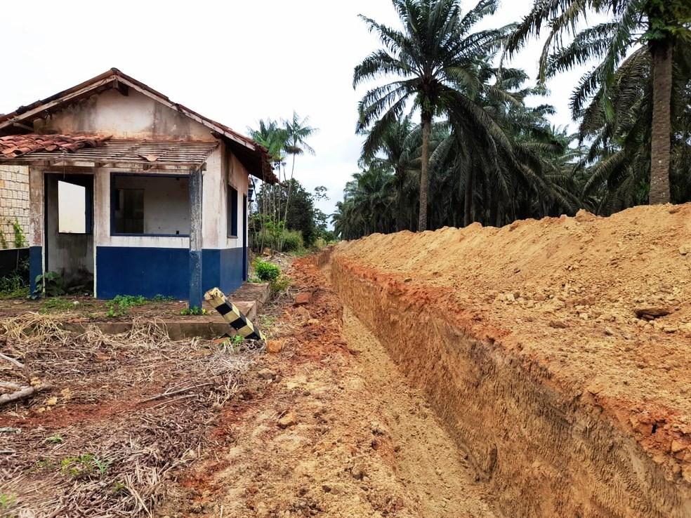 Empresa cava buraco com 2 metros de profundidade para impedir acesso de quilombolas à fazenda no PA