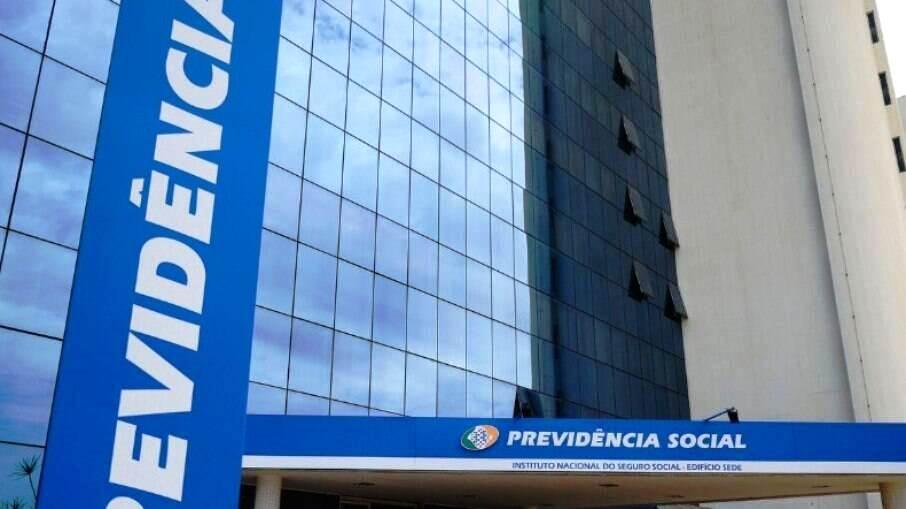 Mais de 1,7 de pedidos de benefícios estão parados no INSS, diz STF