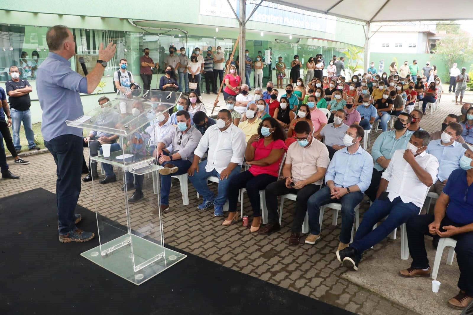 Casagrande anuncia obras de saneamento, educação e assistência social em Anchieta, ES