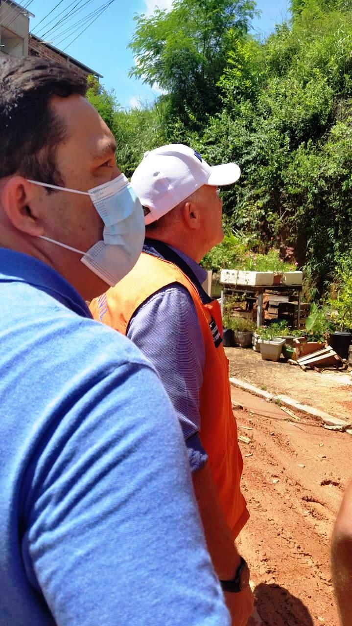 Deputado Bruno encontra rastro de destruição em Alegre e se comove com situação de famílias