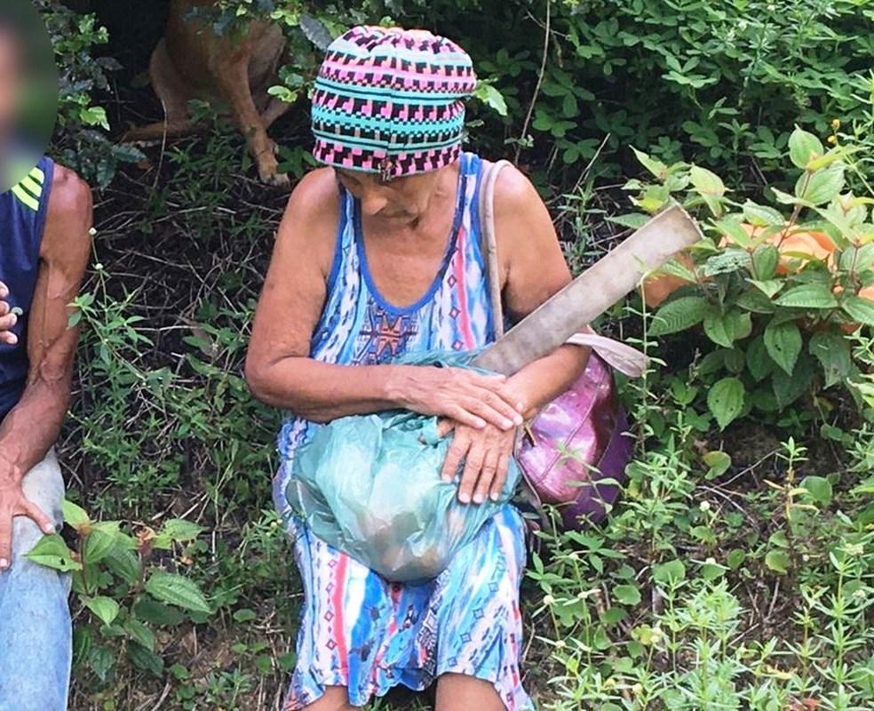 Preso jovem que matou a sogra após ela negar cartão bancário; corpo foi escondido em sofá