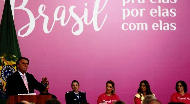 ‘Presidente cor de rosa’: Bolsonaro lança programas para as mulheres