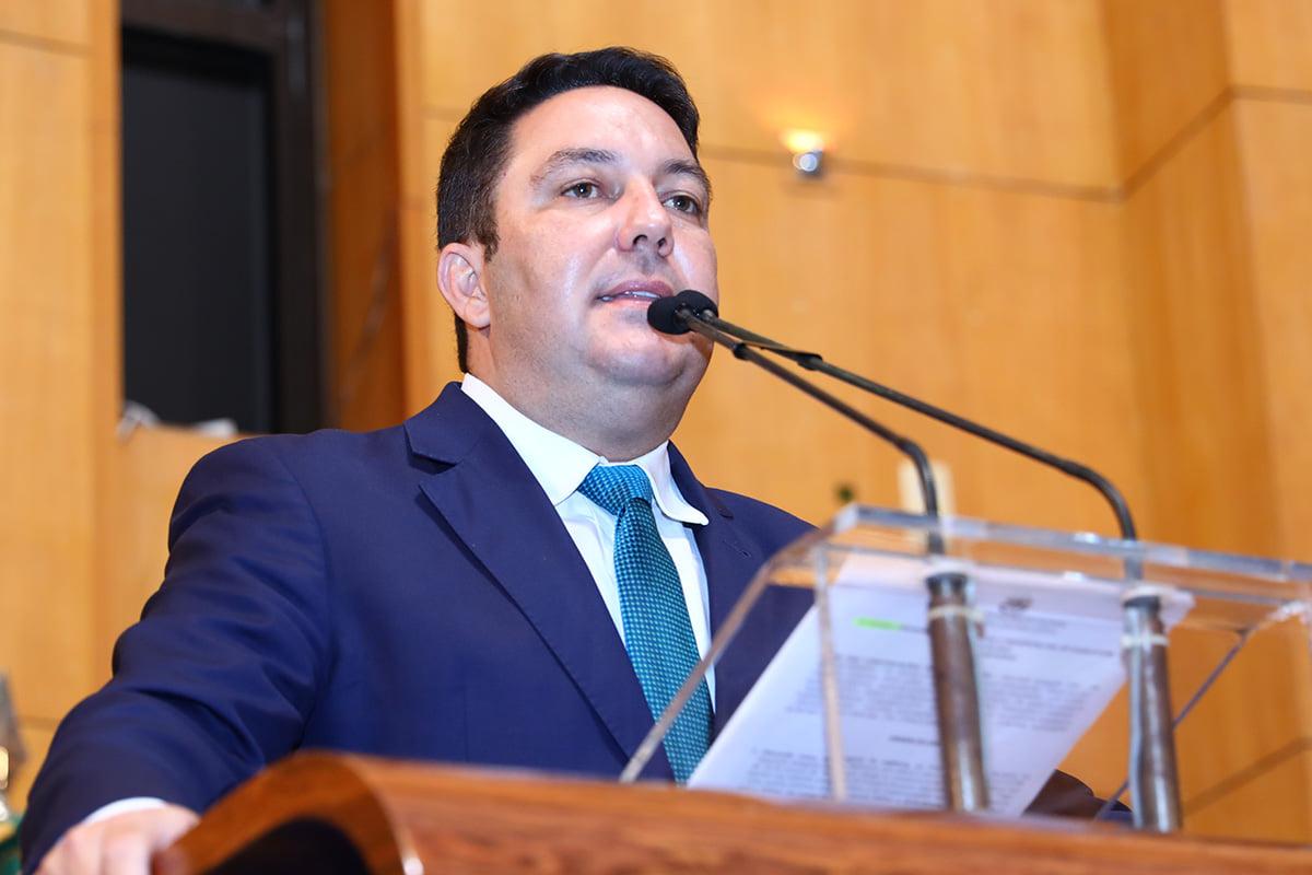 Deputado pede calma para retirada das máscaras em locais públicos e defende a vacina