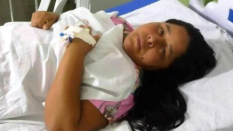 Mulher pede água e recebe cachaça em hospital: “Pressão caiu na hora”