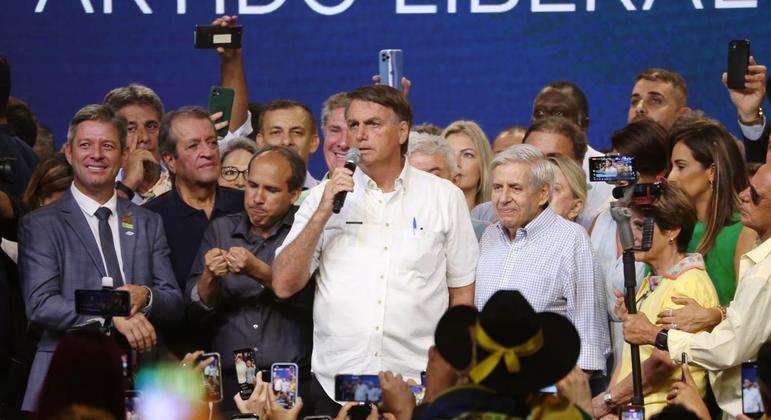 Em tom de campanha, Bolsonaro ataca PT e defende liberdade “contra quem quer que seja”