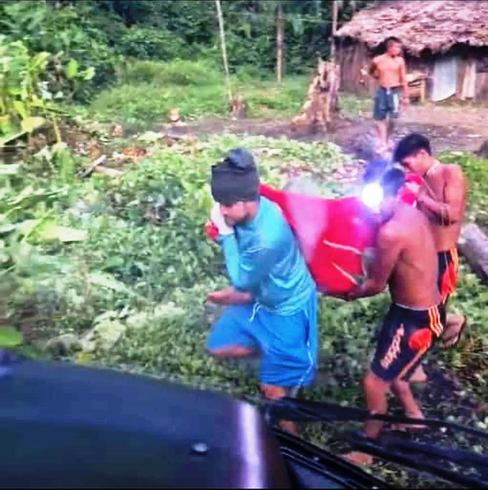 Indígena carrega por 2 horas irmã grávida picada por jararaca até socorro na Terra Yanomami