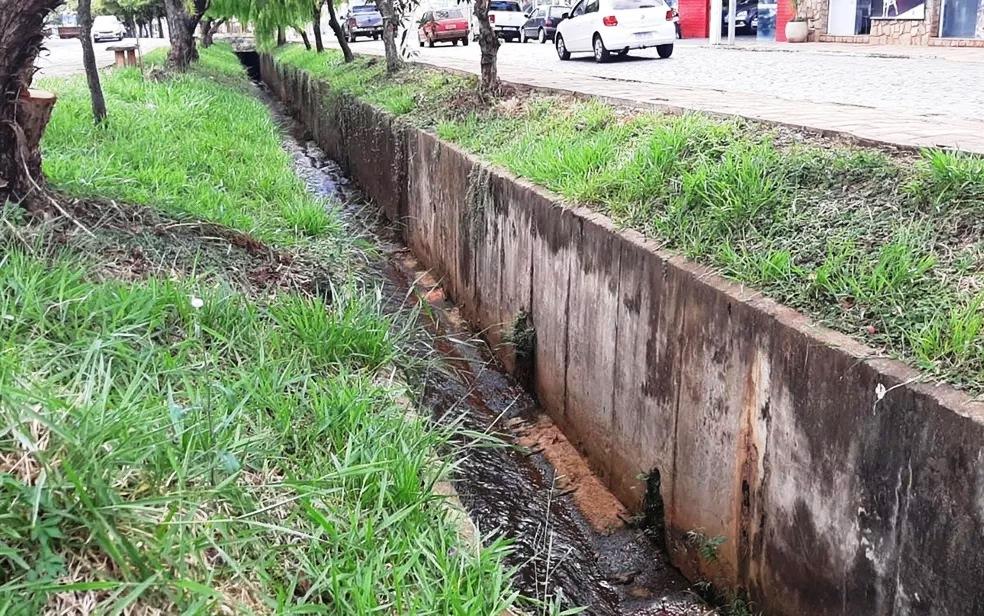 Câmera de segurança flagra suposto momento em que mãe joga bebê em córrego