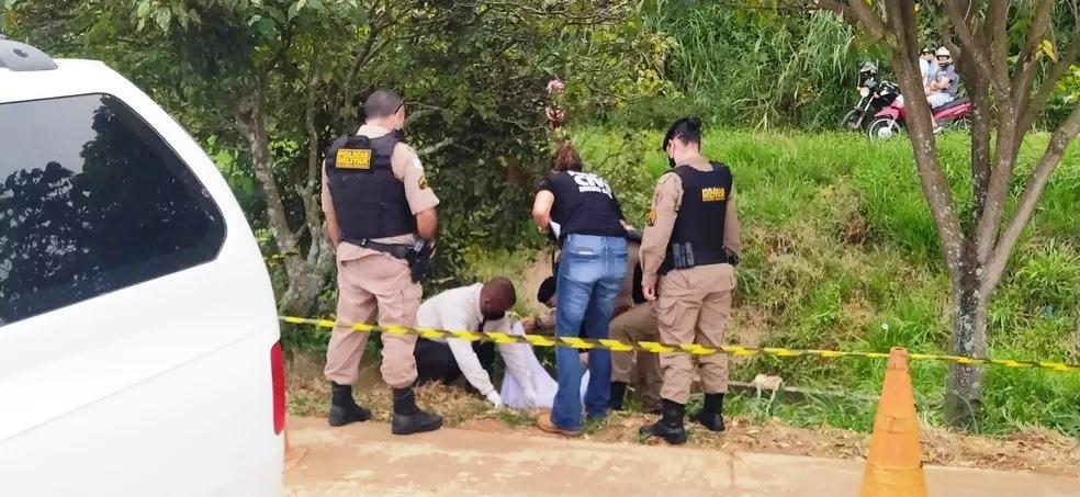 Câmera de segurança flagra suposto momento em que mãe joga bebê em córrego