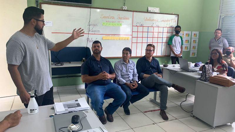 Freitas e o secretário da Educação, Vitor de Angelo, visitam escolas estaduais em Conceição da Barra, ES