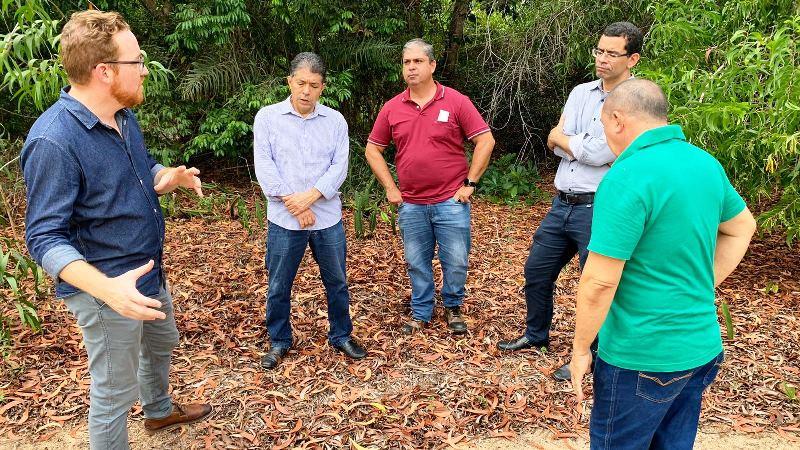 Freitas e o secretário da Educação, Vitor de Angelo, visitam escolas estaduais em Conceição da Barra, ES