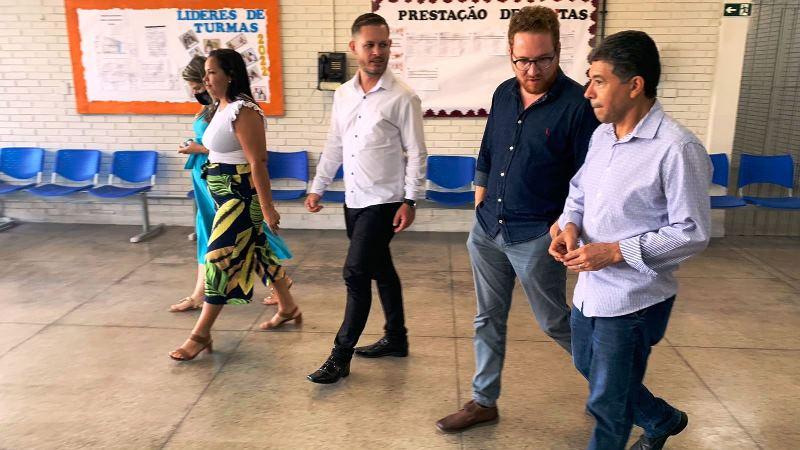 Freitas e o secretário da Educação, Vitor de Angelo, visitam escolas estaduais em Conceição da Barra, ES