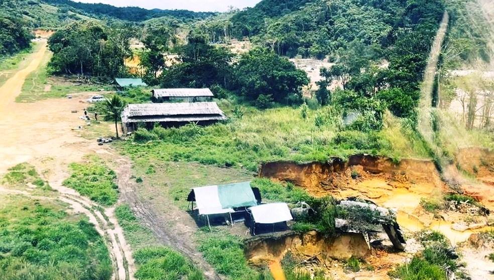 Garimpeiros exigem sexo com meninas e mulheres Yanomami em troca de comida, aponta relatório