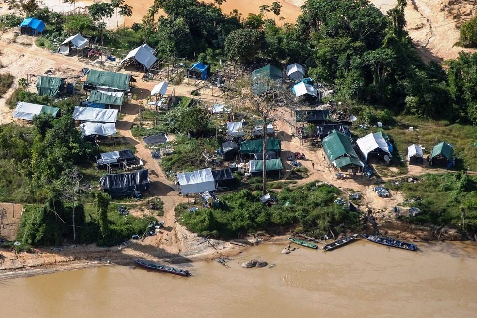 Garimpeiros exigem sexo com meninas e mulheres Yanomami em troca de comida, aponta relatório