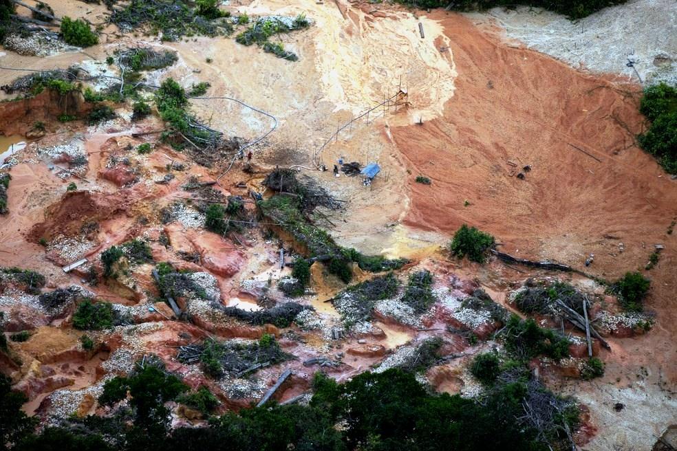 Garimpeiros exigem sexo com meninas e mulheres Yanomami em troca de comida, aponta relatório