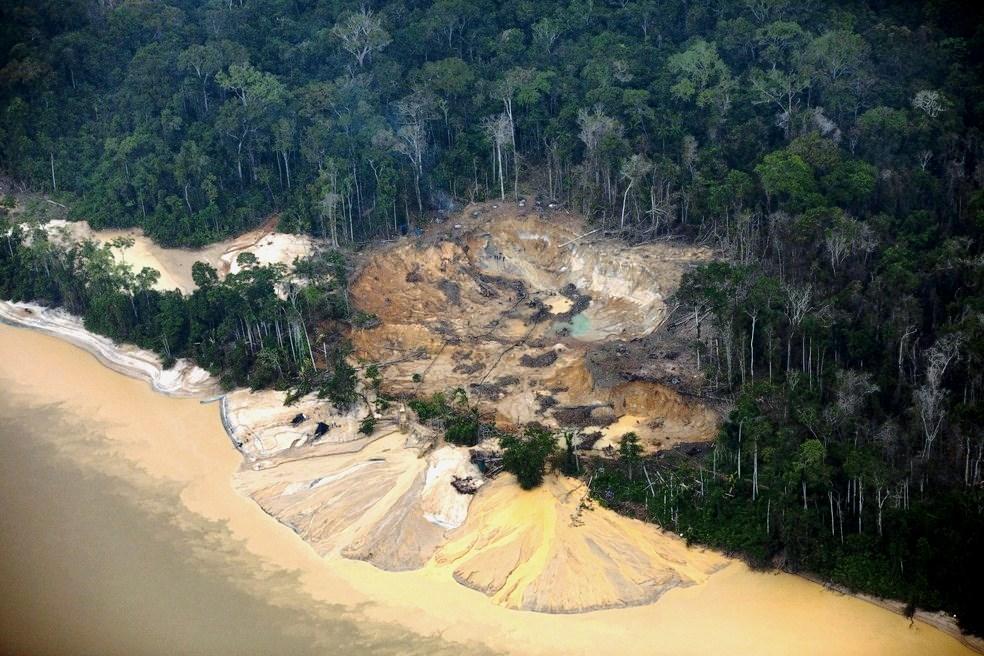 Garimpeiros exigem sexo com meninas e mulheres Yanomami em troca de comida, aponta relatório