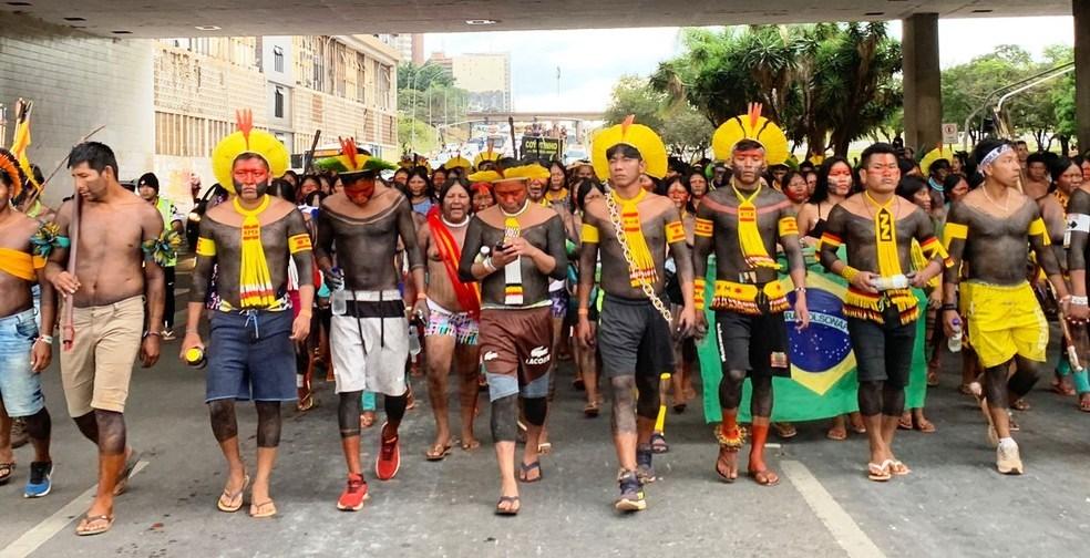 A equipe do Corpo de Bombeiros que fazia as buscas foi avisada por um rapaz que o corpo estava boiando perto de uma embarcação  Rio Cricaré – Foto: Divulgação O corpo de um homem foi encontrado na tarde dessa segunda-feira (11) no Rio Cricaré, em Nova Venécia, no Noroeste do Espírito Santo. No início da noite, ele foi identificado como sendo o servidor Oseias Constantino Sabadin, do Departamento Estadual de Trânsito do Espírito Santo (Detran/ES). O Corpo de Bombeiros foi acionado para atender a ocorrência de afogamento na zona rural do município. Os familiares da vítima contaram que o homem tinha o costume de pescar na região. Ao iniciar as buscas pelo local, os militares observaram a moto do homem estacionada na margem do rio e continuaram as buscas. A equipe foi avisada por outro rapaz que o corpo estava boiando perto de uma embarcação. O corpo foi retirado do rio. A perícia da Polícia Civil foi acionada. A ocorrência ainda está em andamento e, por isso, não há outros detalhes sobre o caso. Valedoitaúnas (Folha Vitória)