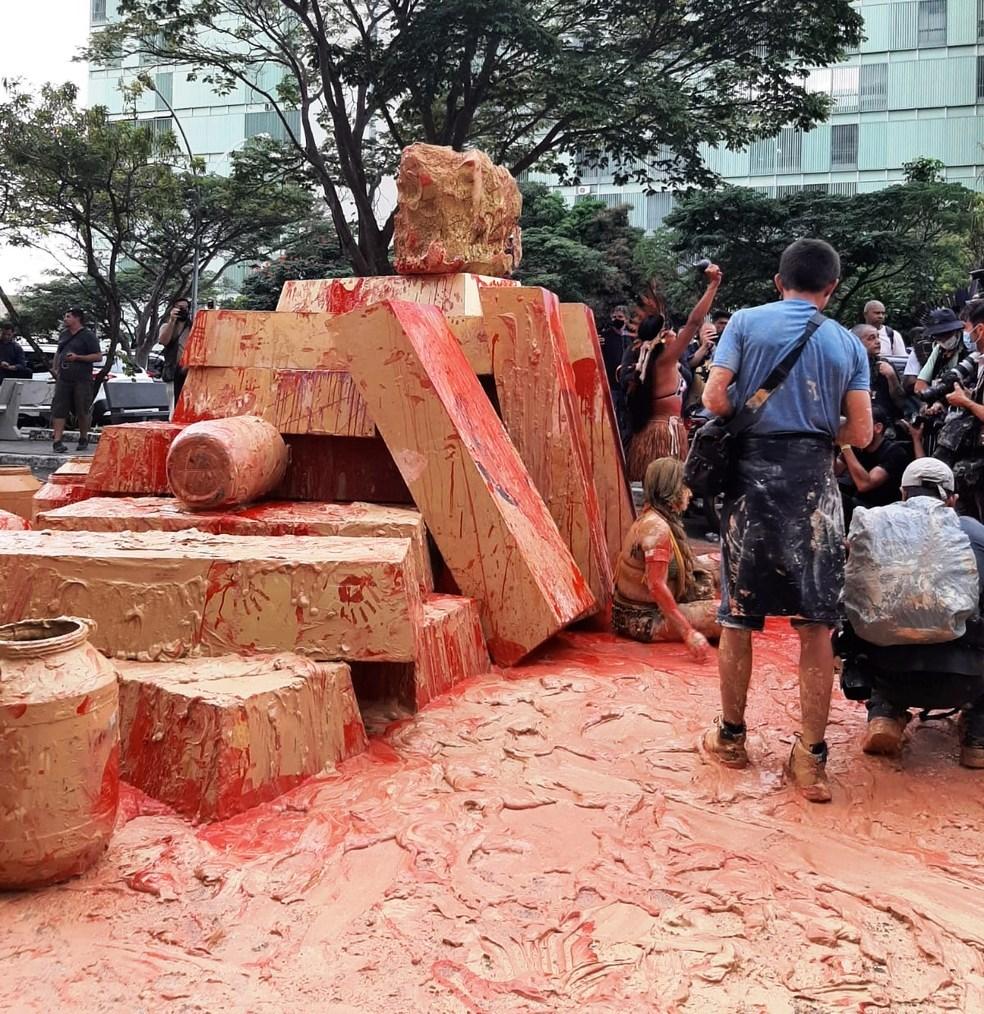 A equipe do Corpo de Bombeiros que fazia as buscas foi avisada por um rapaz que o corpo estava boiando perto de uma embarcação  Rio Cricaré – Foto: Divulgação O corpo de um homem foi encontrado na tarde dessa segunda-feira (11) no Rio Cricaré, em Nova Venécia, no Noroeste do Espírito Santo. No início da noite, ele foi identificado como sendo o servidor Oseias Constantino Sabadin, do Departamento Estadual de Trânsito do Espírito Santo (Detran/ES). O Corpo de Bombeiros foi acionado para atender a ocorrência de afogamento na zona rural do município. Os familiares da vítima contaram que o homem tinha o costume de pescar na região. Ao iniciar as buscas pelo local, os militares observaram a moto do homem estacionada na margem do rio e continuaram as buscas. A equipe foi avisada por outro rapaz que o corpo estava boiando perto de uma embarcação. O corpo foi retirado do rio. A perícia da Polícia Civil foi acionada. A ocorrência ainda está em andamento e, por isso, não há outros detalhes sobre o caso. Valedoitaúnas (Folha Vitória)