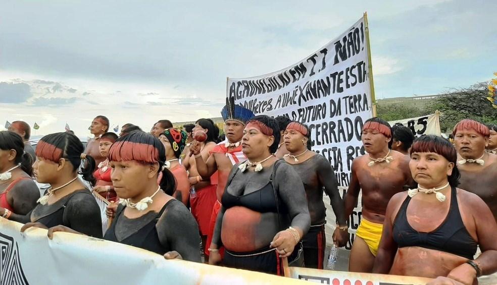 A equipe do Corpo de Bombeiros que fazia as buscas foi avisada por um rapaz que o corpo estava boiando perto de uma embarcação  Rio Cricaré – Foto: Divulgação O corpo de um homem foi encontrado na tarde dessa segunda-feira (11) no Rio Cricaré, em Nova Venécia, no Noroeste do Espírito Santo. No início da noite, ele foi identificado como sendo o servidor Oseias Constantino Sabadin, do Departamento Estadual de Trânsito do Espírito Santo (Detran/ES). O Corpo de Bombeiros foi acionado para atender a ocorrência de afogamento na zona rural do município. Os familiares da vítima contaram que o homem tinha o costume de pescar na região. Ao iniciar as buscas pelo local, os militares observaram a moto do homem estacionada na margem do rio e continuaram as buscas. A equipe foi avisada por outro rapaz que o corpo estava boiando perto de uma embarcação. O corpo foi retirado do rio. A perícia da Polícia Civil foi acionada. A ocorrência ainda está em andamento e, por isso, não há outros detalhes sobre o caso. Valedoitaúnas (Folha Vitória)