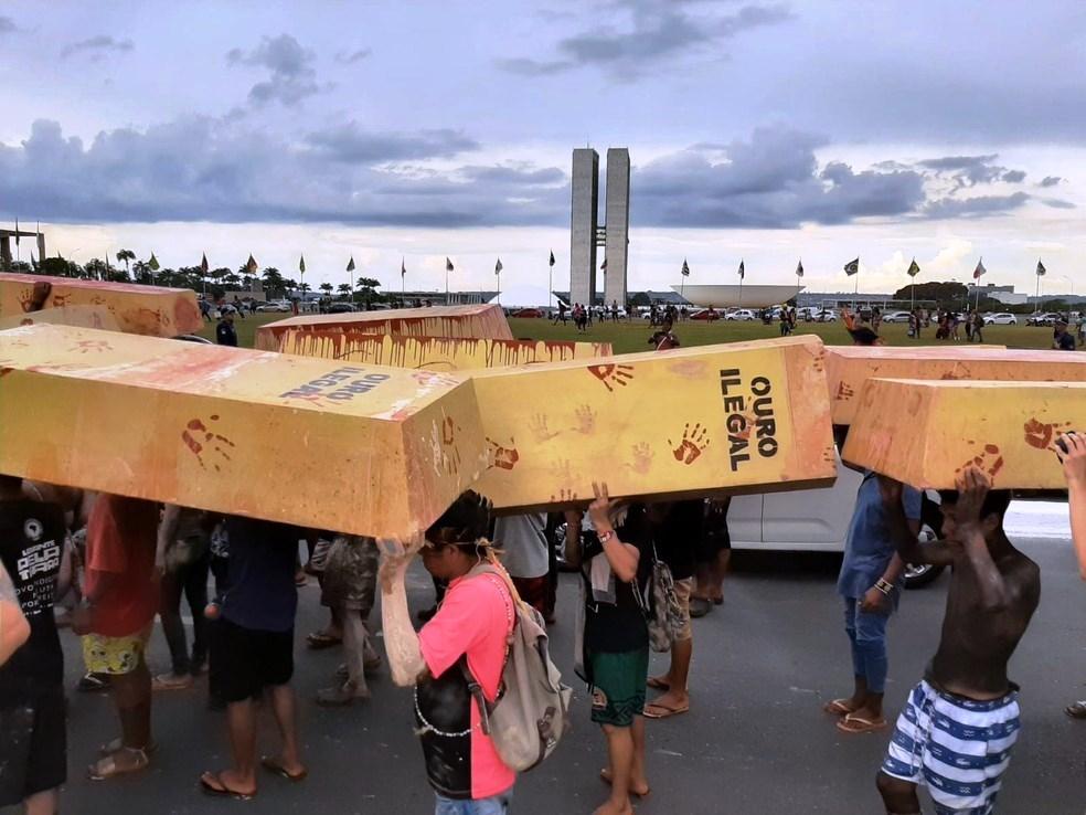 A equipe do Corpo de Bombeiros que fazia as buscas foi avisada por um rapaz que o corpo estava boiando perto de uma embarcação  Rio Cricaré – Foto: Divulgação O corpo de um homem foi encontrado na tarde dessa segunda-feira (11) no Rio Cricaré, em Nova Venécia, no Noroeste do Espírito Santo. No início da noite, ele foi identificado como sendo o servidor Oseias Constantino Sabadin, do Departamento Estadual de Trânsito do Espírito Santo (Detran/ES). O Corpo de Bombeiros foi acionado para atender a ocorrência de afogamento na zona rural do município. Os familiares da vítima contaram que o homem tinha o costume de pescar na região. Ao iniciar as buscas pelo local, os militares observaram a moto do homem estacionada na margem do rio e continuaram as buscas. A equipe foi avisada por outro rapaz que o corpo estava boiando perto de uma embarcação. O corpo foi retirado do rio. A perícia da Polícia Civil foi acionada. A ocorrência ainda está em andamento e, por isso, não há outros detalhes sobre o caso. Valedoitaúnas (Folha Vitória)