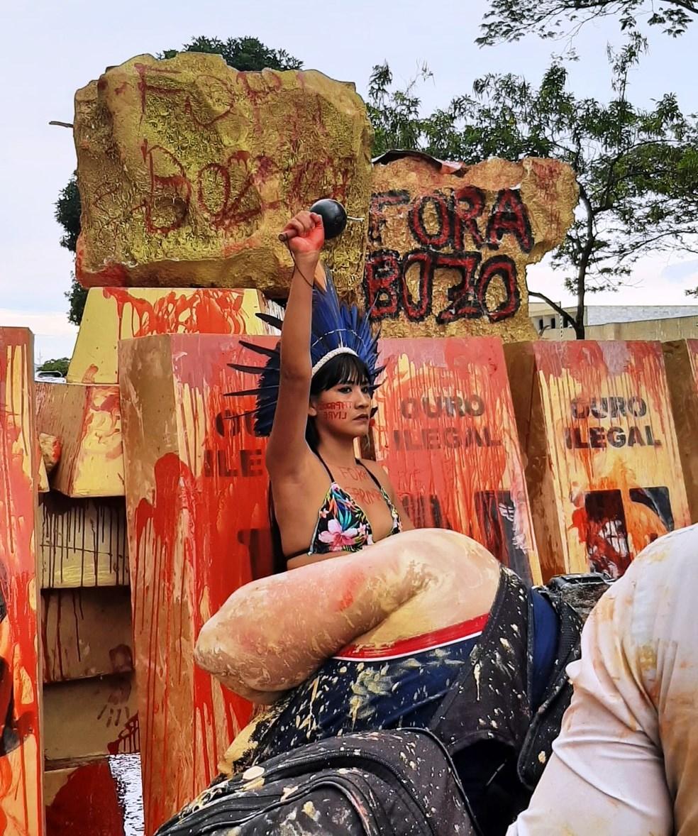 A equipe do Corpo de Bombeiros que fazia as buscas foi avisada por um rapaz que o corpo estava boiando perto de uma embarcação  Rio Cricaré – Foto: Divulgação O corpo de um homem foi encontrado na tarde dessa segunda-feira (11) no Rio Cricaré, em Nova Venécia, no Noroeste do Espírito Santo. No início da noite, ele foi identificado como sendo o servidor Oseias Constantino Sabadin, do Departamento Estadual de Trânsito do Espírito Santo (Detran/ES). O Corpo de Bombeiros foi acionado para atender a ocorrência de afogamento na zona rural do município. Os familiares da vítima contaram que o homem tinha o costume de pescar na região. Ao iniciar as buscas pelo local, os militares observaram a moto do homem estacionada na margem do rio e continuaram as buscas. A equipe foi avisada por outro rapaz que o corpo estava boiando perto de uma embarcação. O corpo foi retirado do rio. A perícia da Polícia Civil foi acionada. A ocorrência ainda está em andamento e, por isso, não há outros detalhes sobre o caso. Valedoitaúnas (Folha Vitória)