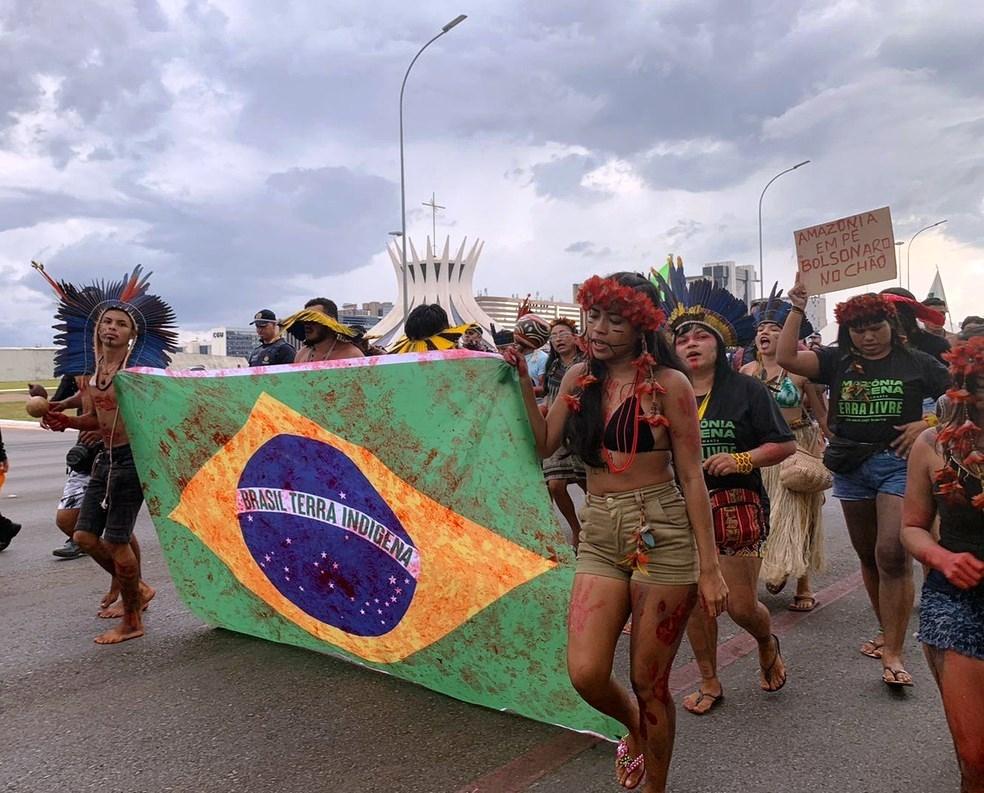 A equipe do Corpo de Bombeiros que fazia as buscas foi avisada por um rapaz que o corpo estava boiando perto de uma embarcação  Rio Cricaré – Foto: Divulgação O corpo de um homem foi encontrado na tarde dessa segunda-feira (11) no Rio Cricaré, em Nova Venécia, no Noroeste do Espírito Santo. No início da noite, ele foi identificado como sendo o servidor Oseias Constantino Sabadin, do Departamento Estadual de Trânsito do Espírito Santo (Detran/ES). O Corpo de Bombeiros foi acionado para atender a ocorrência de afogamento na zona rural do município. Os familiares da vítima contaram que o homem tinha o costume de pescar na região. Ao iniciar as buscas pelo local, os militares observaram a moto do homem estacionada na margem do rio e continuaram as buscas. A equipe foi avisada por outro rapaz que o corpo estava boiando perto de uma embarcação. O corpo foi retirado do rio. A perícia da Polícia Civil foi acionada. A ocorrência ainda está em andamento e, por isso, não há outros detalhes sobre o caso. Valedoitaúnas (Folha Vitória)