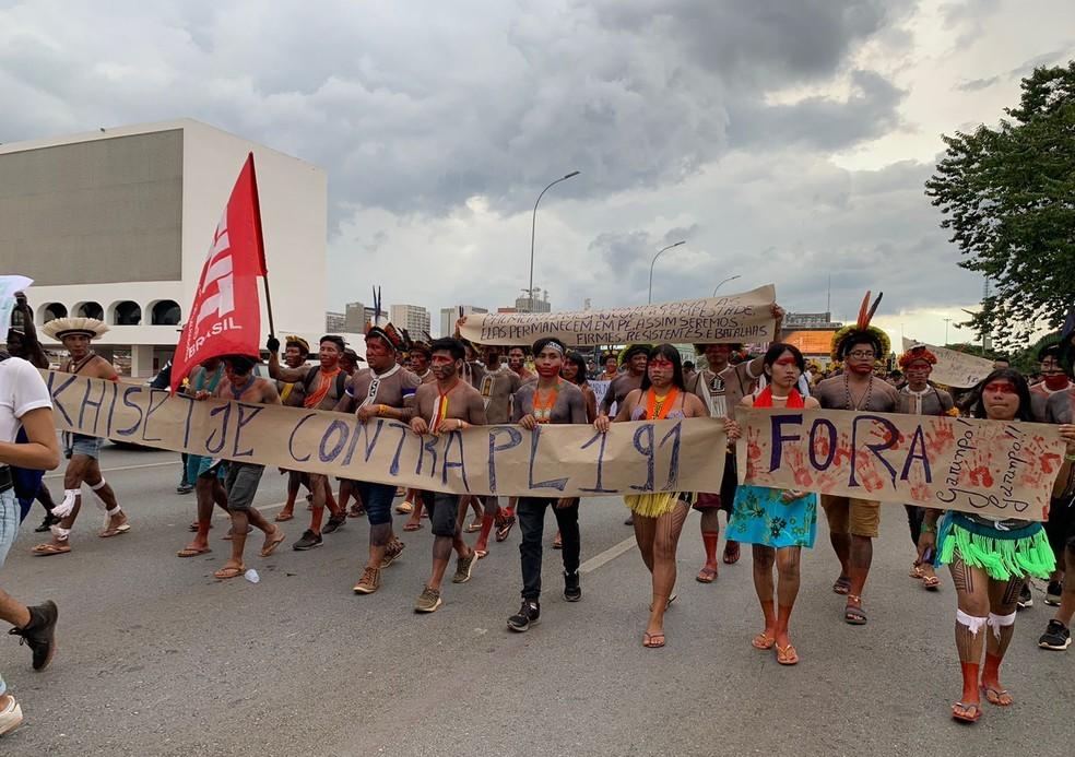 A equipe do Corpo de Bombeiros que fazia as buscas foi avisada por um rapaz que o corpo estava boiando perto de uma embarcação  Rio Cricaré – Foto: Divulgação O corpo de um homem foi encontrado na tarde dessa segunda-feira (11) no Rio Cricaré, em Nova Venécia, no Noroeste do Espírito Santo. No início da noite, ele foi identificado como sendo o servidor Oseias Constantino Sabadin, do Departamento Estadual de Trânsito do Espírito Santo (Detran/ES). O Corpo de Bombeiros foi acionado para atender a ocorrência de afogamento na zona rural do município. Os familiares da vítima contaram que o homem tinha o costume de pescar na região. Ao iniciar as buscas pelo local, os militares observaram a moto do homem estacionada na margem do rio e continuaram as buscas. A equipe foi avisada por outro rapaz que o corpo estava boiando perto de uma embarcação. O corpo foi retirado do rio. A perícia da Polícia Civil foi acionada. A ocorrência ainda está em andamento e, por isso, não há outros detalhes sobre o caso. Valedoitaúnas (Folha Vitória)