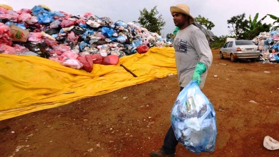 Catadores de reciclagem terão que emitir nota fiscal para receber auxílio de R$ 350