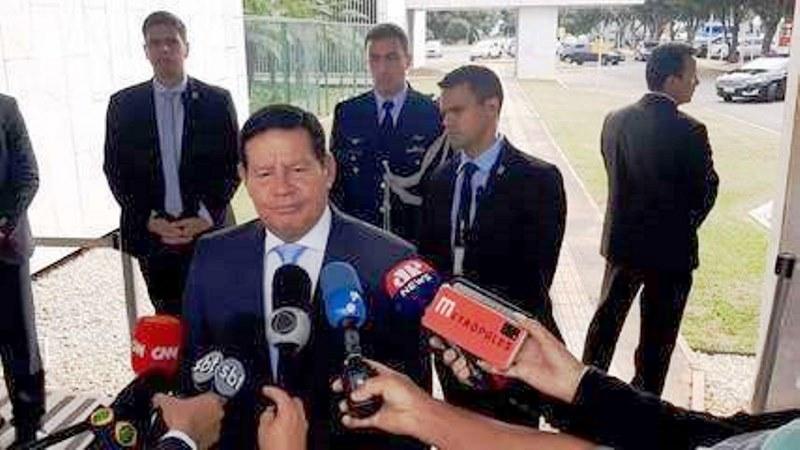 Mourão ri da possibilidade de investigar militares por tortura na ditadura: “Vai trazer os caras do túmulo de volta?”