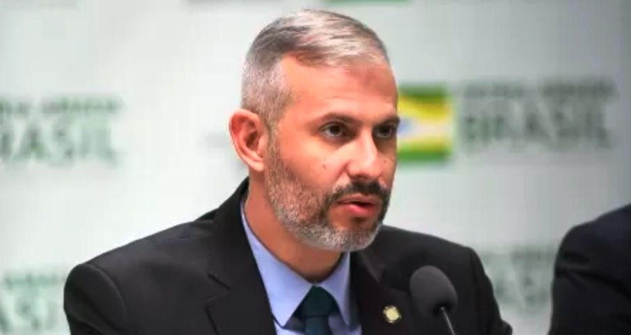 Victor Godoy é oficializado como novo ministro da Educação