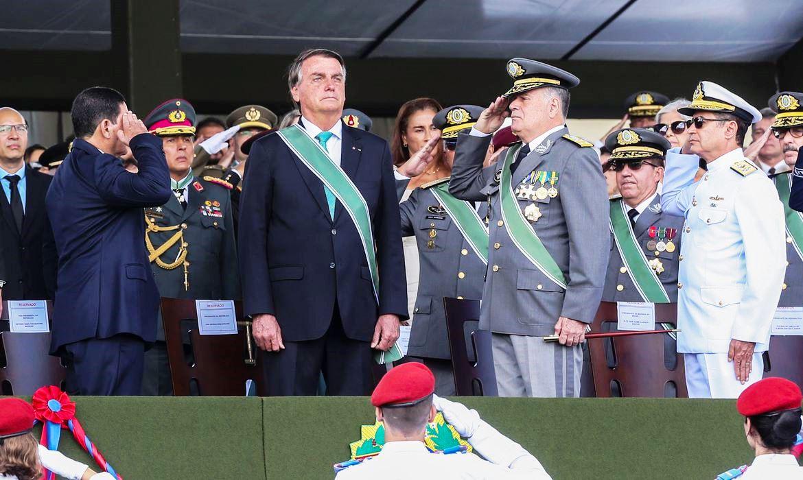 Exército está presente em momentos difíceis do país, diz presidente