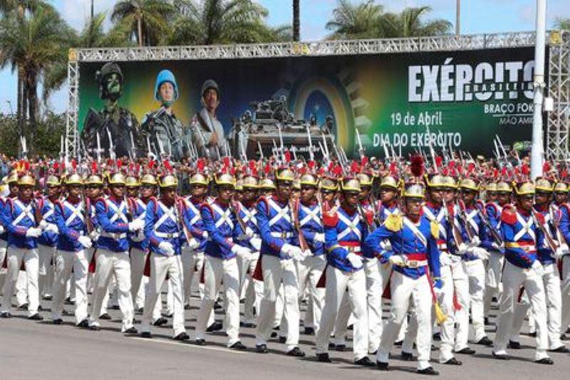 Exército está presente em momentos difíceis do país, diz presidente