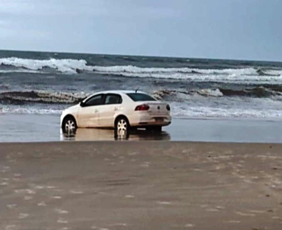 Polícia encontra idosa morta dentro de carro em praia