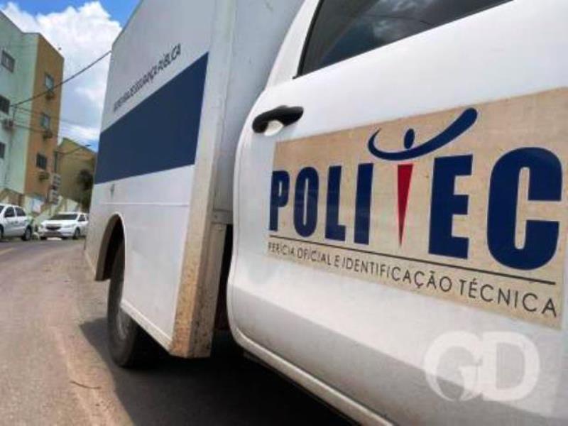 Homem é morto com 30 facadas e suspeito desenha cruzes com sangue nas paredes