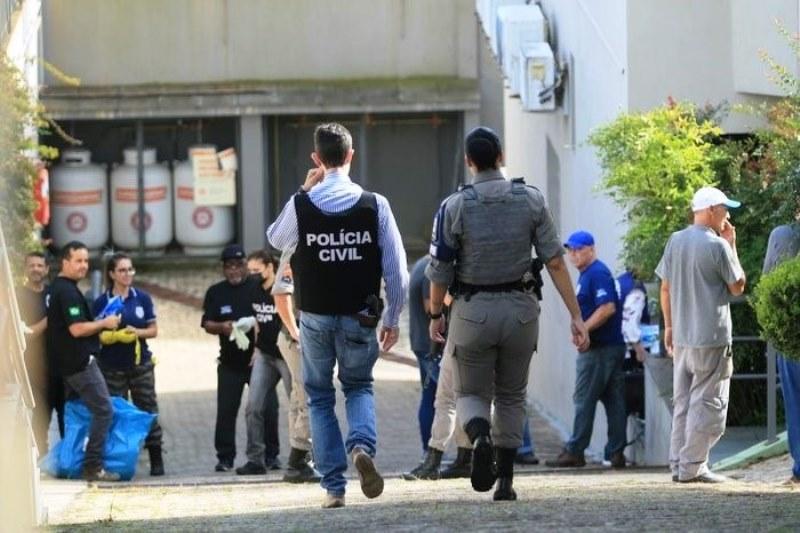 Cinco pessoas da mesma família são encontradas mortas dentro de casa em condomínio em Porto Alegre