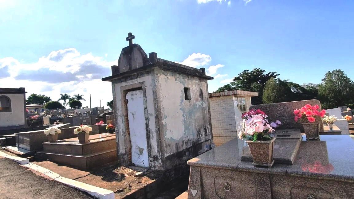 Homem ganha casa após 15 anos morando em sepultura