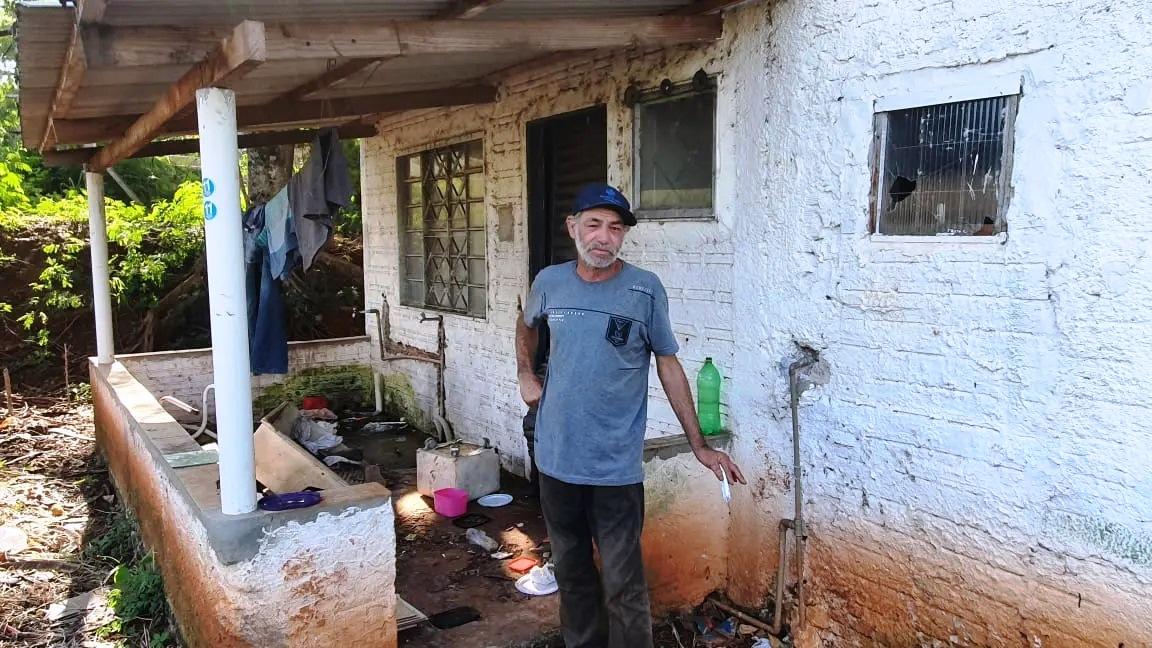 Homem ganha casa após 15 anos morando em sepultura