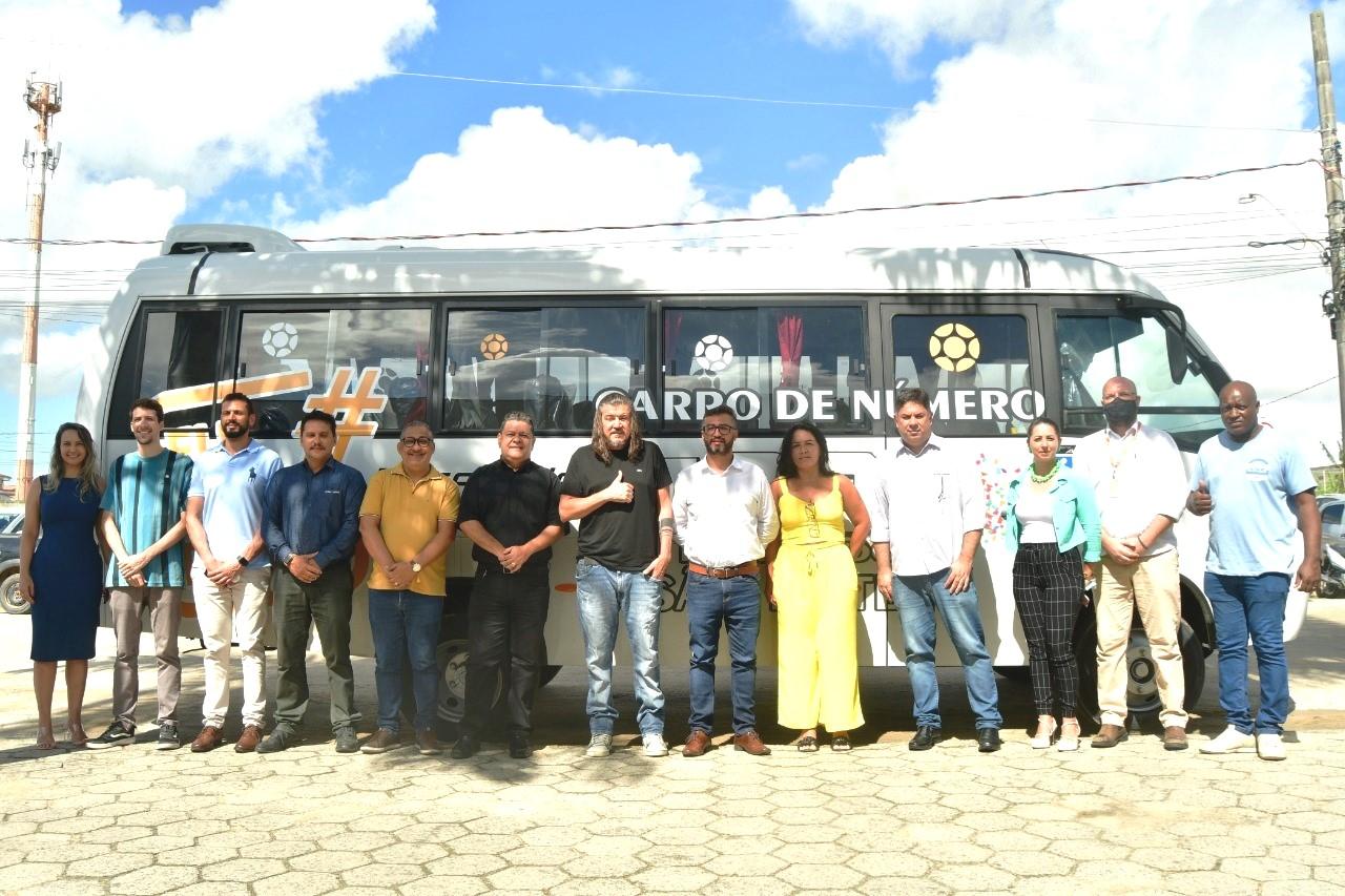 Executivos da Marcopolo e o prefeito Daniel comemoram a marca histórica de 7 mil ônibus produzidos em São Mateus, ES