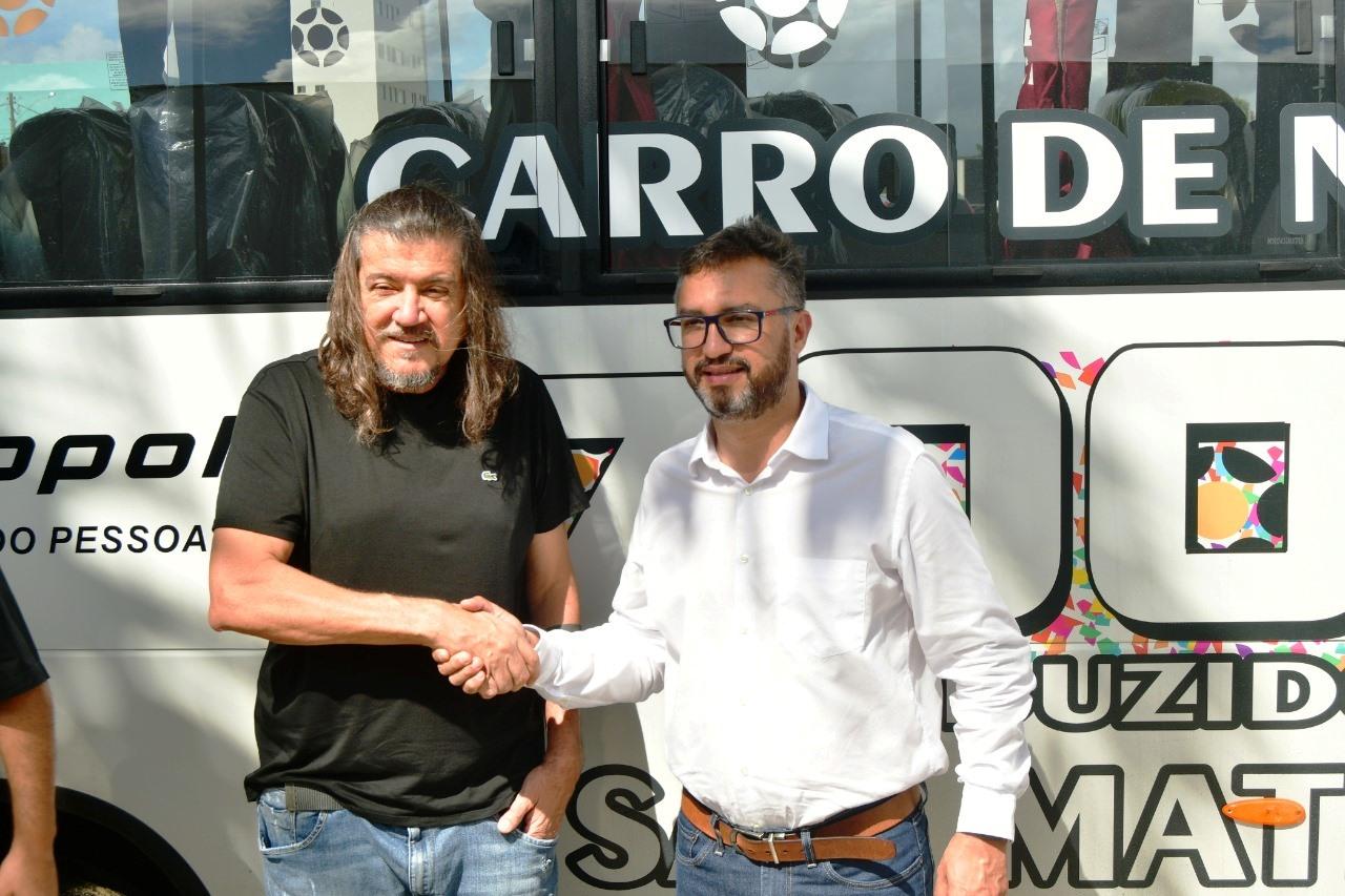 Executivos da Marcopolo e o prefeito Daniel comemoram a marca histórica de 7 mil ônibus produzidos em São Mateus, ES