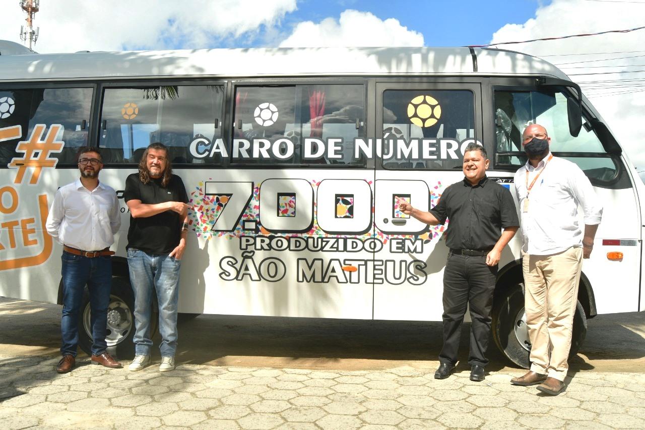 Executivos da Marcopolo e o prefeito Daniel comemoram a marca histórica de 7 mil ônibus produzidos em São Mateus, ES