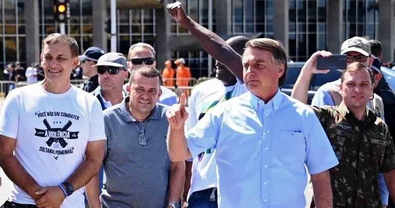 Bolsonaro participa de manifestação a favor do governo em Brasília