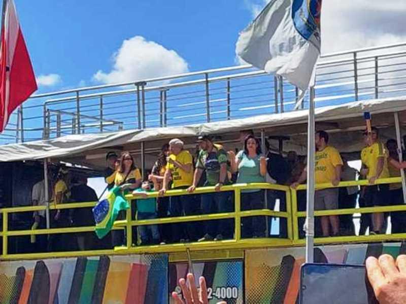 Bolsonaro participa de manifestação a favor do governo em Brasília